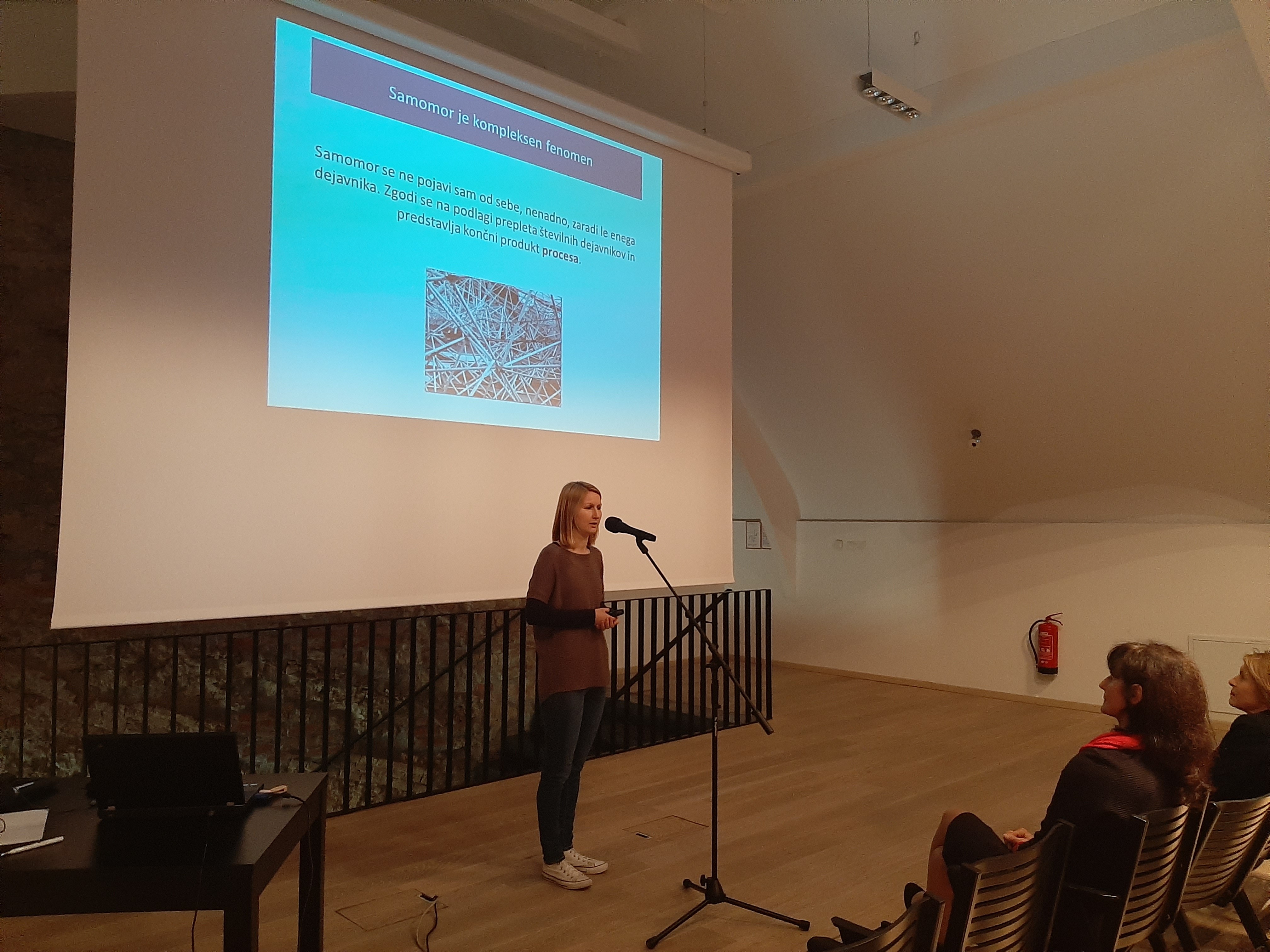 Asist. dr. Tina Podlogar