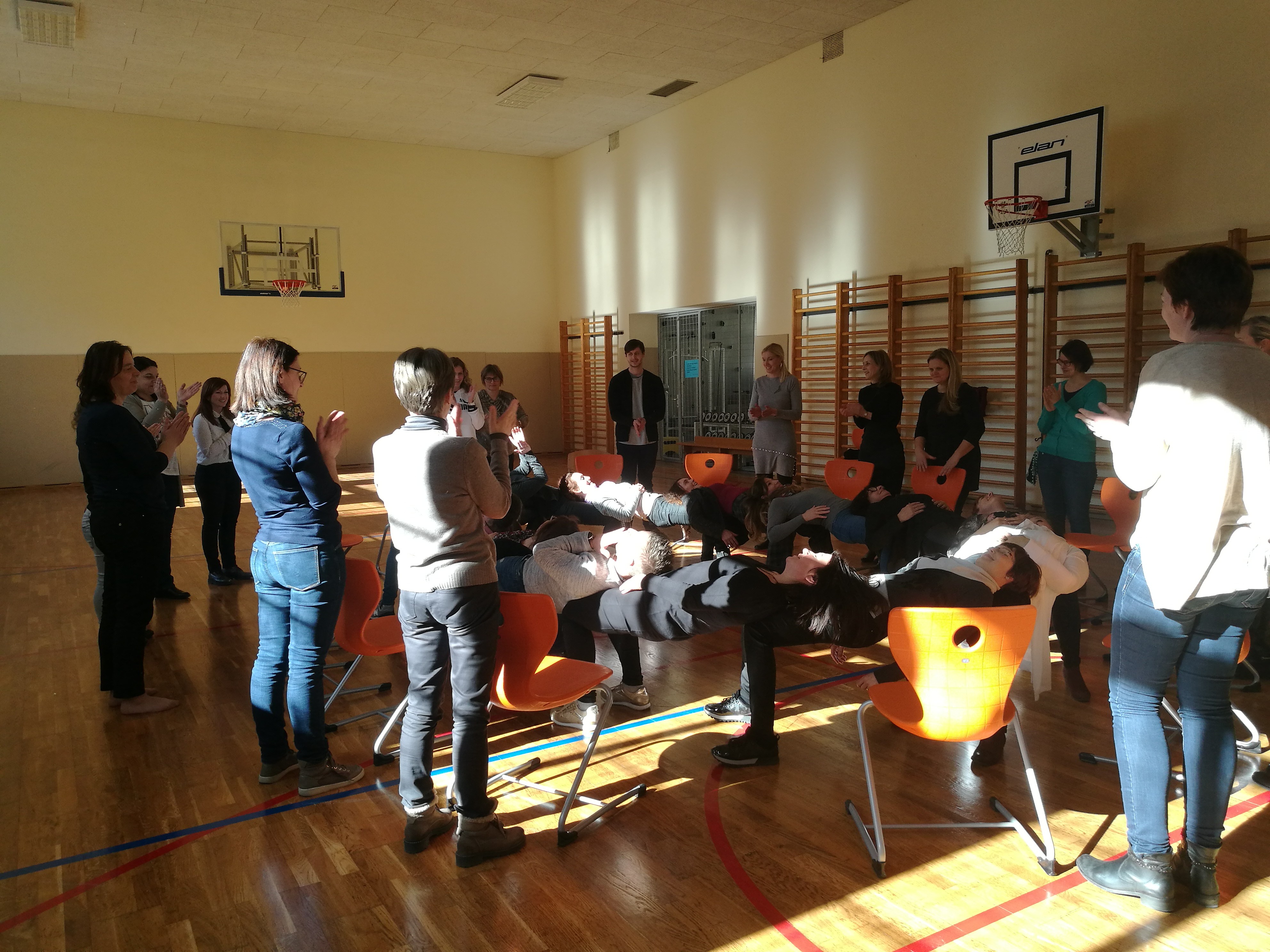Aktivni odmor z uporabo stolov – vaje pripravila Špela Sešlar iz Gimnazije Celje – Center. Aktivni odmor z uporabo stolov – vaje pripravila Špela Sešlar iz Gimnazije Celje – Center.