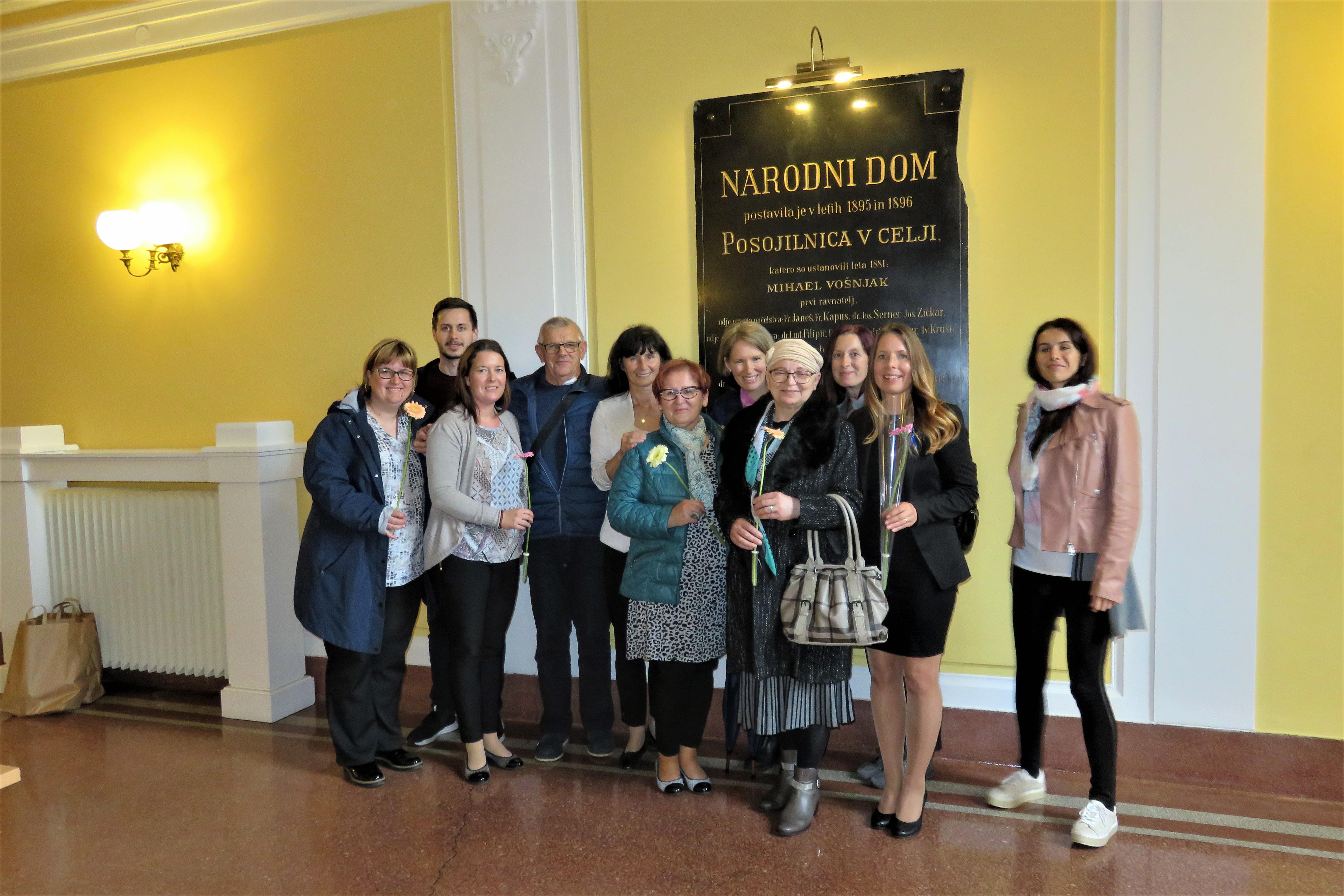 Ekipa sodelavcev službe za nenalezljive bolezni Območne enote Celje Nacionalnega inštituta za javno zdravje z ambasadorji državnih presejalnih programov.