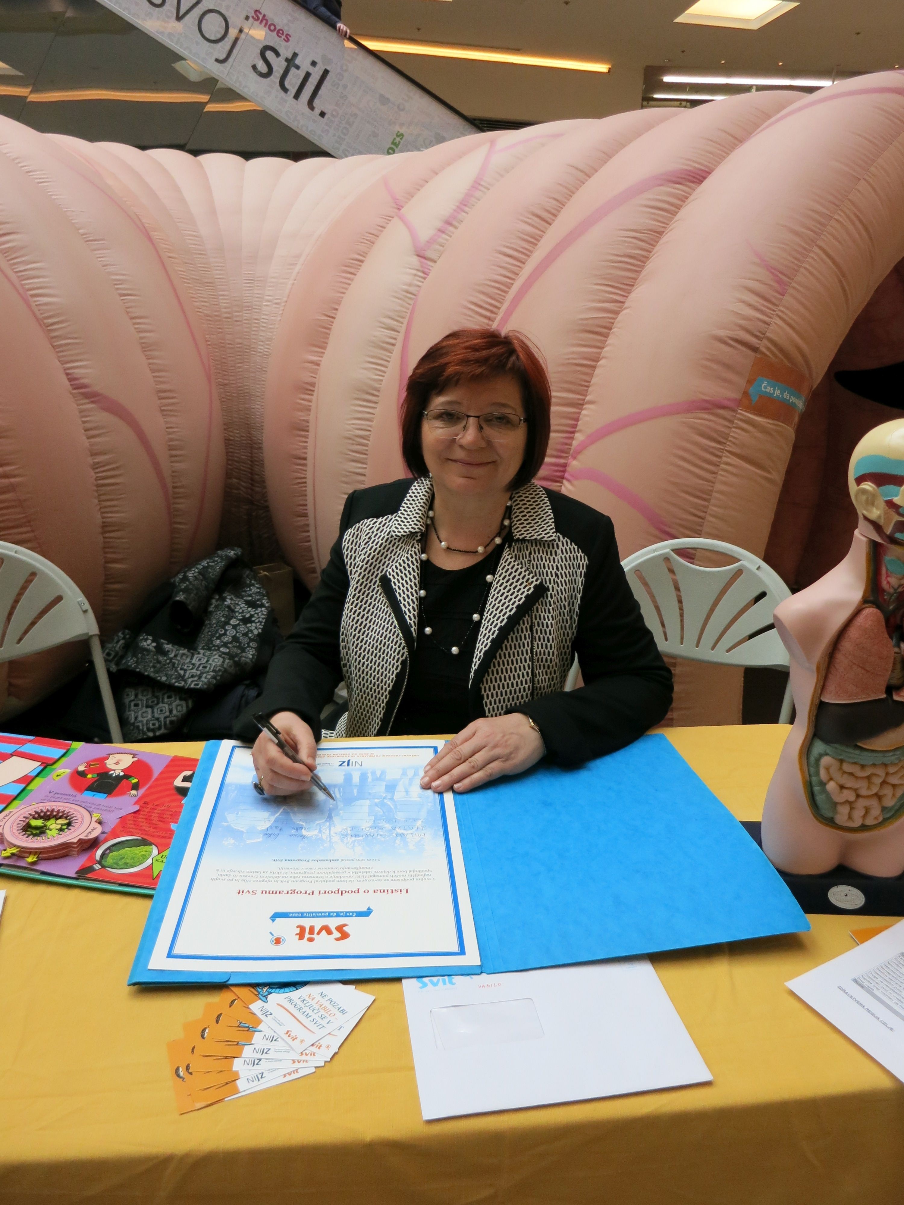 Sonja Punčuh, nova ambasadorka Programa Svit na Celjskem, ob podpisu zaveze v tednu boja proti raku. Celje, 7. marca 2017.