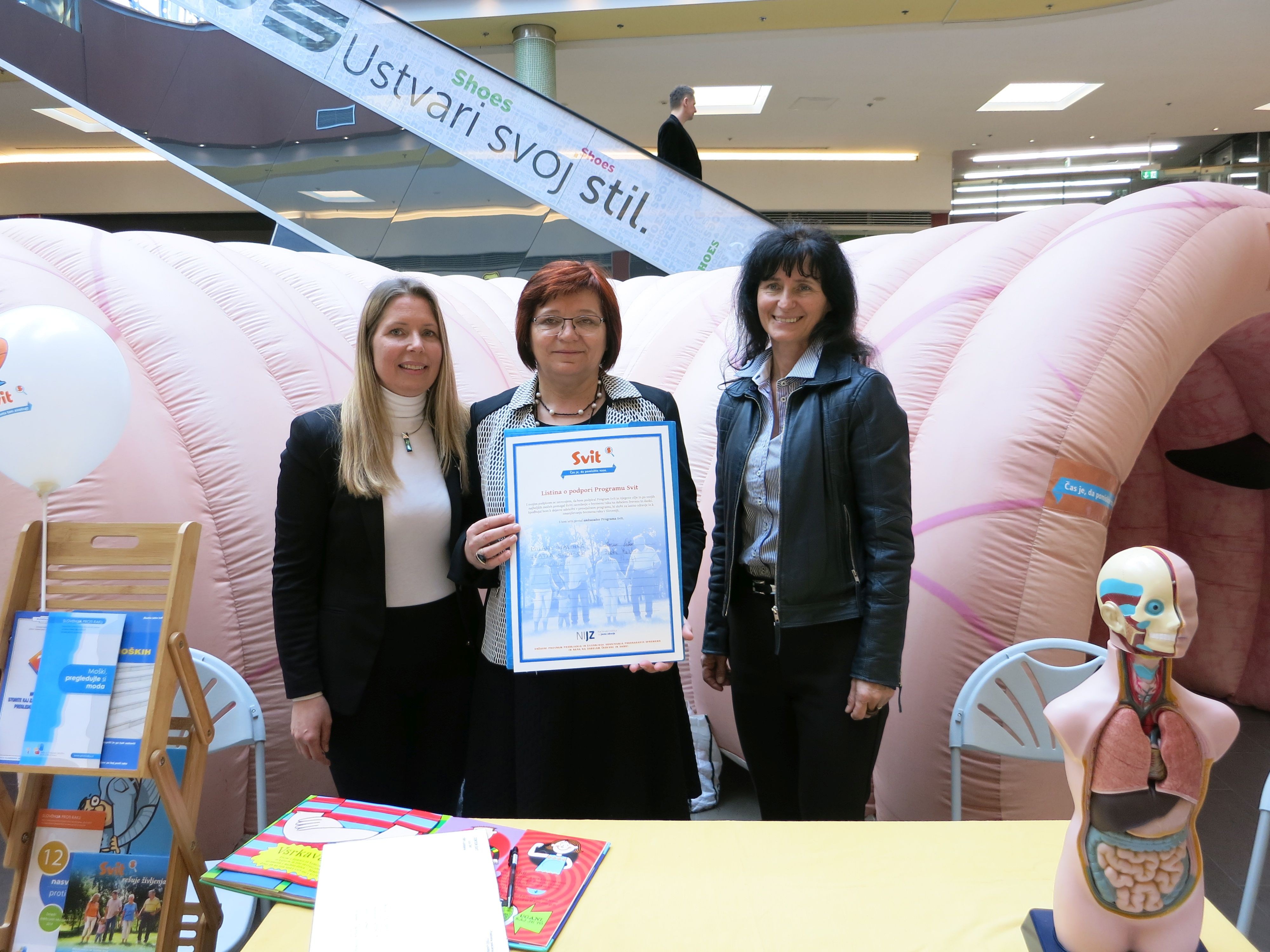 Ob podpisu zaveze nove Svitove ambasadorke: Tatjana Škornik Tovornik (regijska koordinatorica preventivnega Programa Svit, iz Območne enote Celje Nacionalnega inštituta za javno zdravje), Sonja Punčuh, nova ambasadorka Programa Svit na Celjskem, in Nuša Konec Juričič (specialistka javnega zdravja in vodja službe za nenalezljive bolezni iz Območne enote Celje Nacionalnega inštituta za javno zdravje).