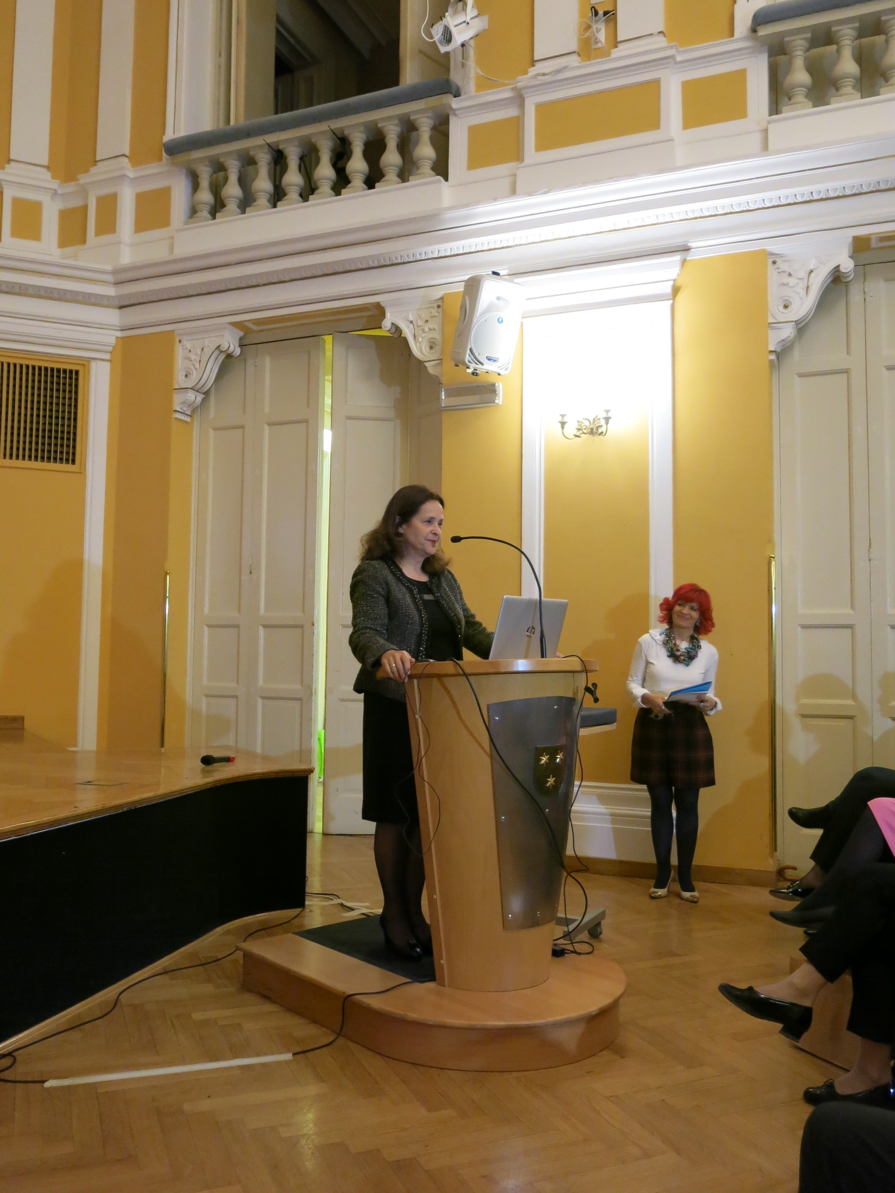 Prim. Jana Govc Eržen, družinska zdravnica in aktivna strokovnjakinja na področju preprečevanja raka. Na posvetu je osvetlila Program Svit ob 10-letnici delovanja. Rezultati kažejo, da je bilo v Sloveniji v desetih letih delovanja več kot 2800 rakov debelega črevesa in danke odkritih v stopnji, ko se znaki bolezni še niso pojavili.