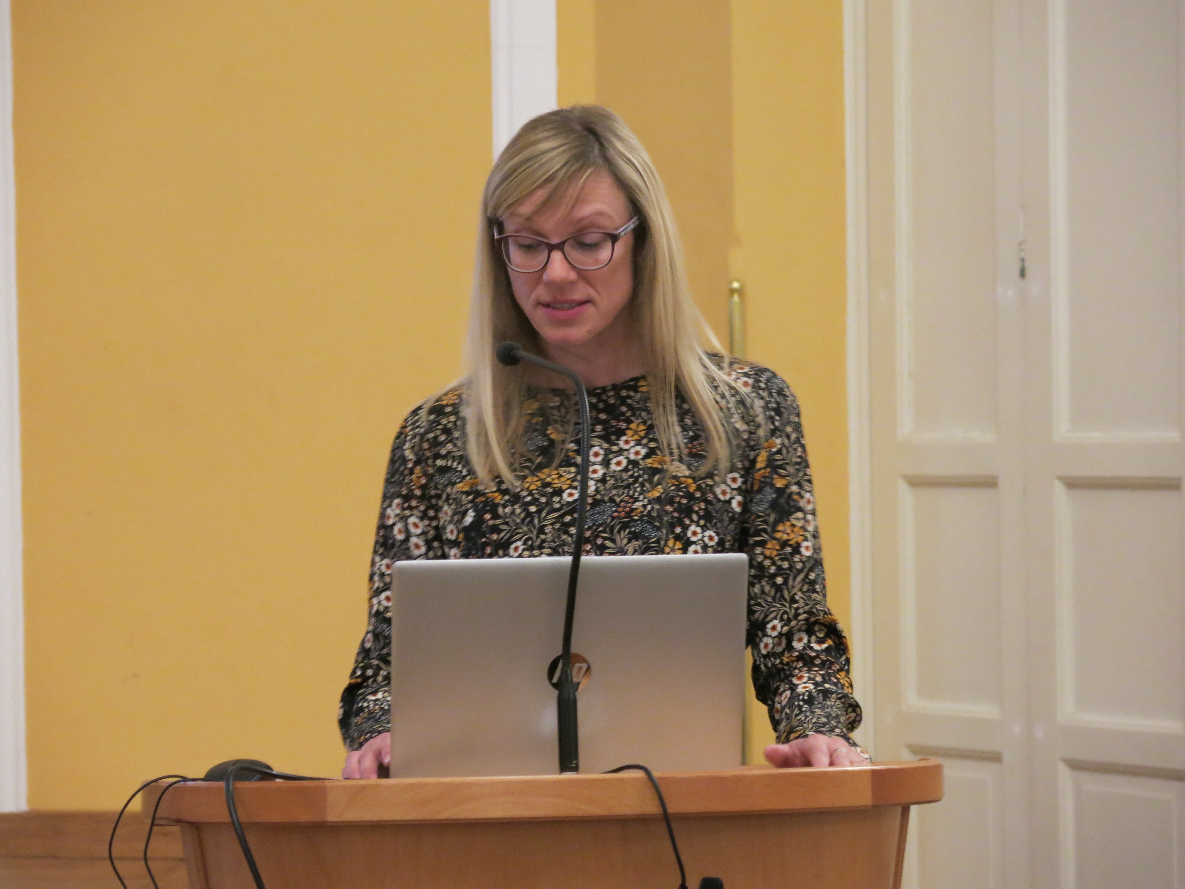 Katja Jarm, specialistka javnega zdravja, z Onkološkega inštituta Ljubljana, iz enote za Epidemiologijo in register raka, kjer vodi register DORA s klicnim centrom, je predstavila presejalni program Dora. Program je namenjen zgodnjemu odkrivanju raka dojk in v presejalne preglede z mamografijo zajame ženske po 50. letu starosti.