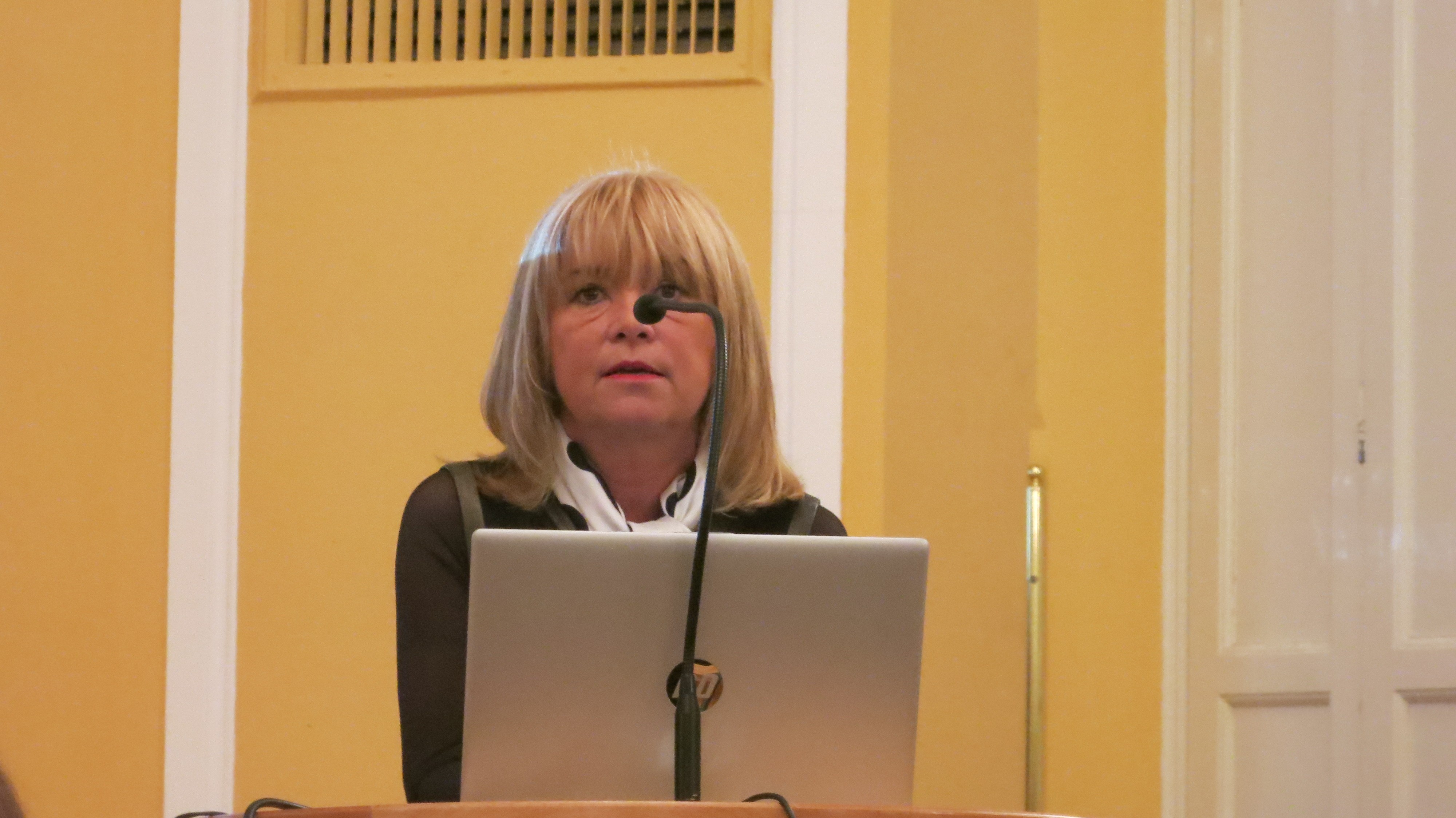 Prof. dr. Alenka Repše Fokter, vodja citologije v Splošni bolnišnici Celje, je predstavila presejalni program Zora, usmerjen v zgodnje odkrivanje raka na materničnem vratu. V citološkem laboratoriju pregledajo preko 40.000 brisov materničnega vratu letno.