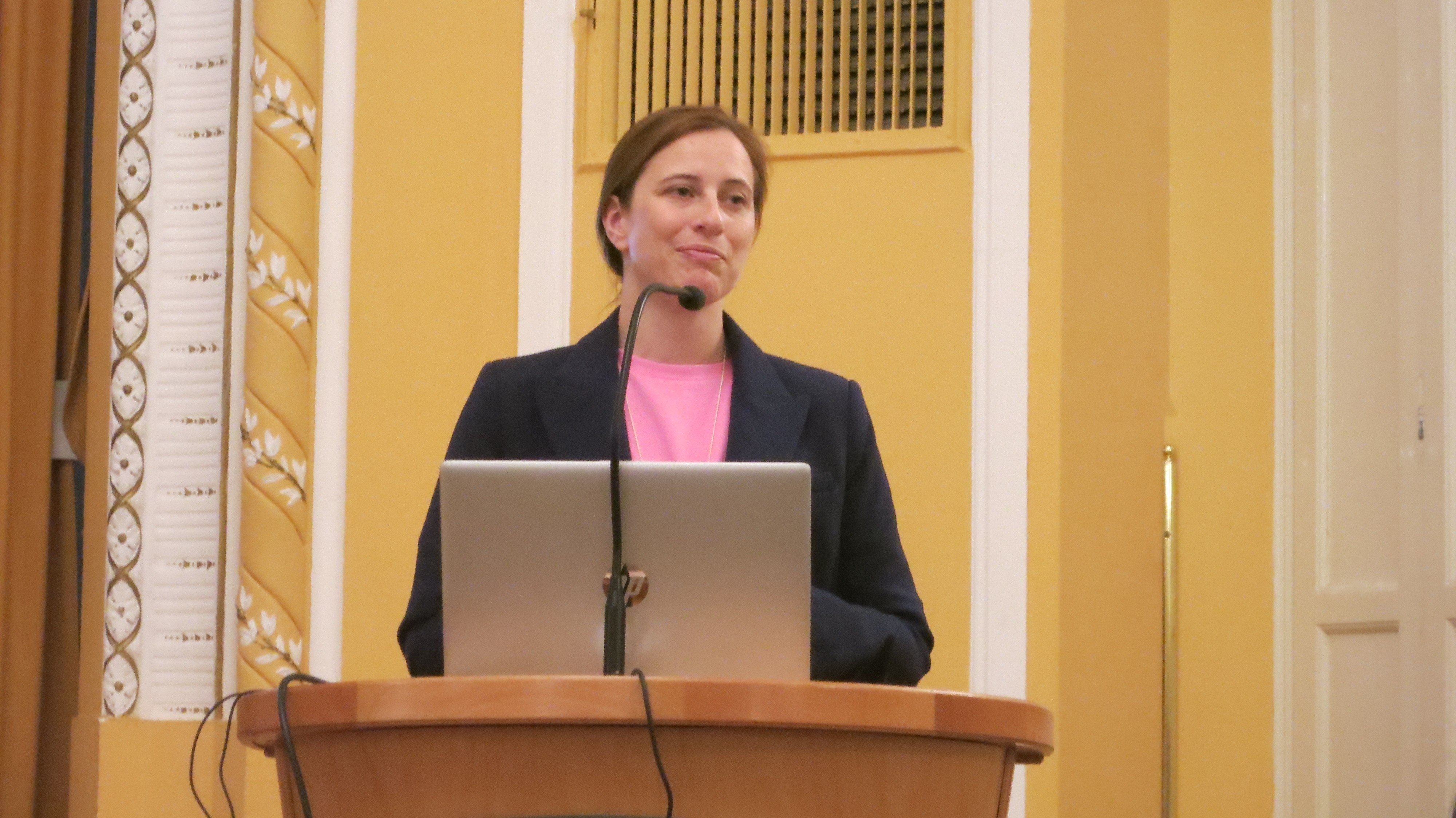 Dr. Tanja Španič, predsednica slovenskega združenja Europa Donna, je spregovorila o raku dojke, oporah med zdravljenjem in novih začetkih. Vodi sekcijo mladih bolnic, ki povezuje ženske, ki so za rakom dojke zbolele pred štiridesetim letom.