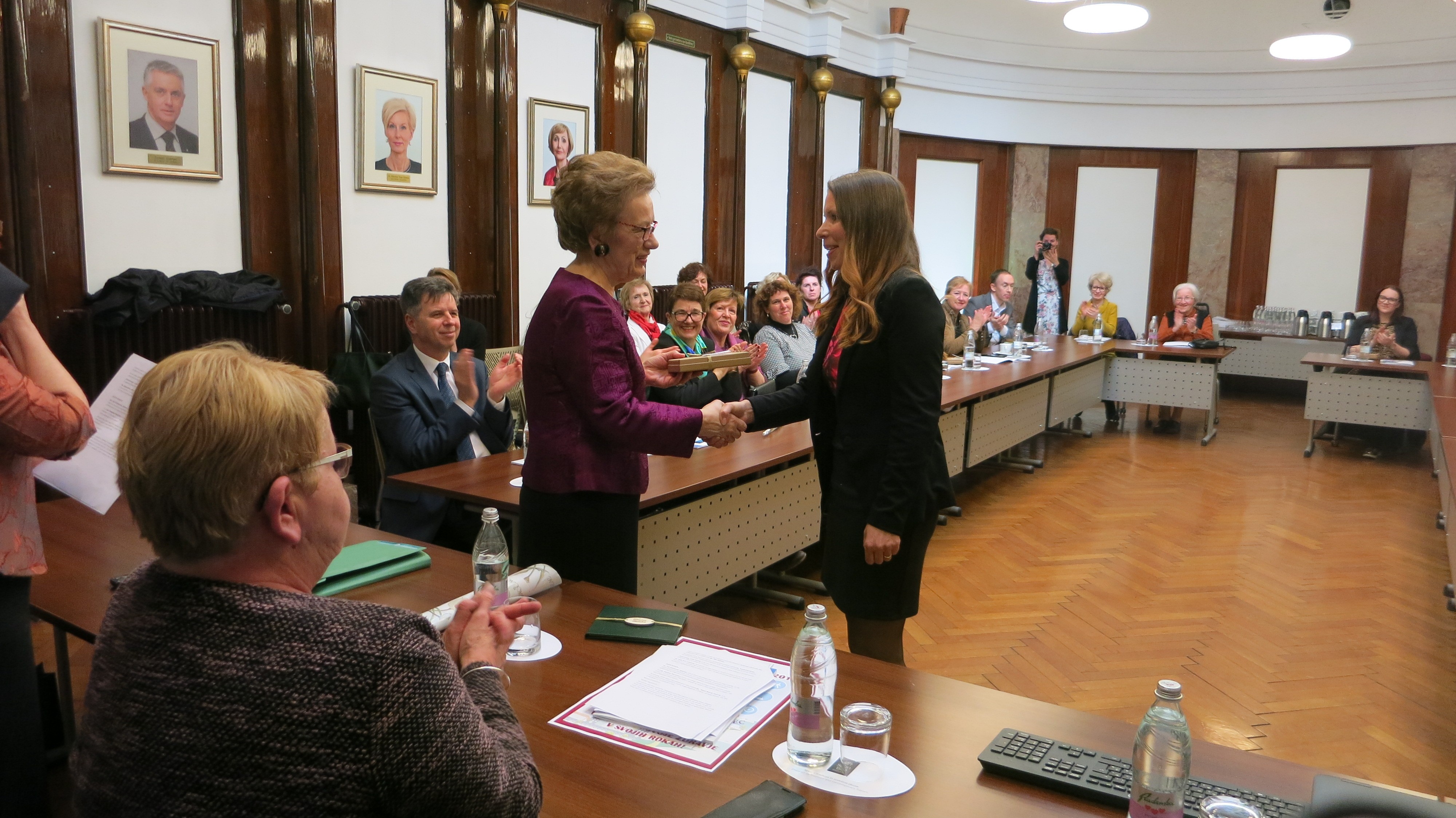 Prim. mag. Branislava Belović pri predaji zlatega priznanja Tatjani Škornik Tovornik, ki ima v Društvu za boj proti raku regije Celje že 19 let nepogrešljivo vlogo. Prim. mag. Branislava Belović pri predaji zlatega priznanja Tatjani Škornik Tovornik, ki ima v Društvu za boj proti raku regije Celje že 19 let nepogrešljivo vlogo.