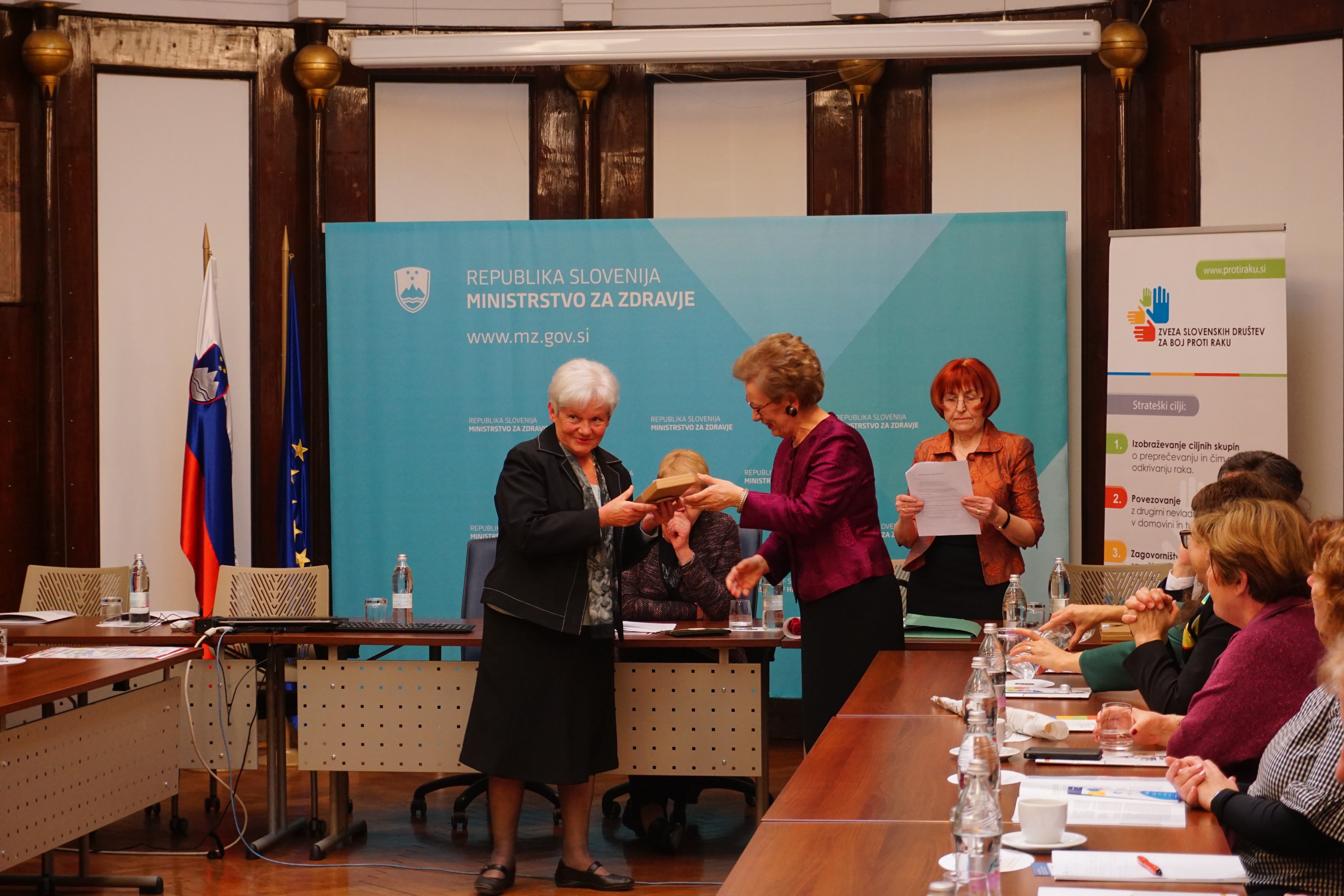 Olga Nezman, ki že 15 let vodi kakovostne preventivne delavnice za zgodnje odkrivanje in preprečevanja raka dojk in mod, ob prejemu častnega priznanja. Olga Nezman, ki že 15 let vodi kakovostne preventivne delavnice za zgodnje odkrivanje in preprečevanja raka dojk in mod, ob prejemu častnega priznanja.