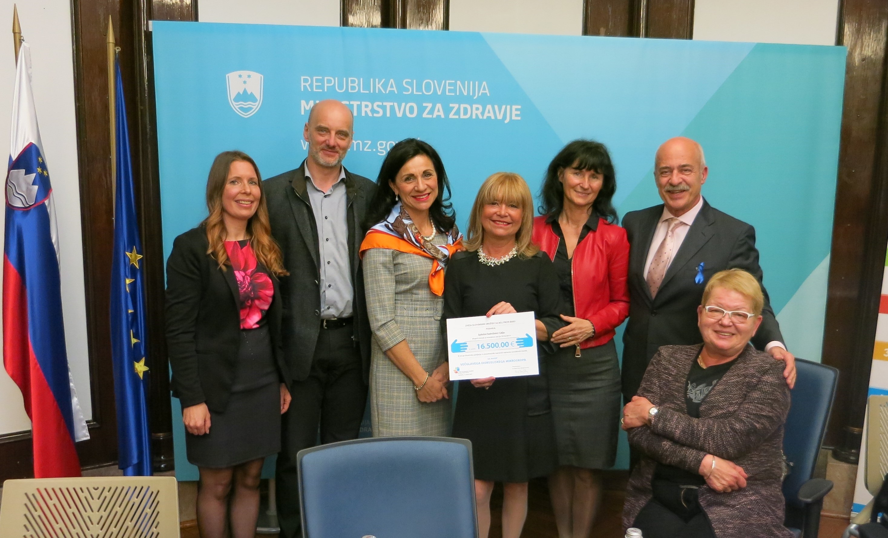 Ob predaji vrednostnega bona za nakup večglavega diskusijskega mikroskopa, ki bo služil tudi za pregled brisov v presejalnem Programu Zora v Citološkem laboratoriju celjske bolnišnice. Na sliki z leve: Tatjana Škornik Tovornik iz Društva za boj proti raku regije Celje, mag. Franc Vindišar, strokovni direktor Splošne bolnišnice Celje, prim. asist. Simona Šramek - Zatler, predstojnica oddelka za patologijo in citologijo v Splošni Bolnišnici Celje, prim. izr. prof. dr. Alenka Repše-Fokter, vodja citološkega laboratorija v Splošni bolnišnici Celje, prim. Nuša Konec Juričič, vodja skupine za nenalezljive bolezni na celjski območni enoti NIJZ, prim. prof. dr. Ivan Eržen, predsednik Društva za boj proti raku regije Celje, in prim. prof. dr. Maja Primic Žakelj, predsednica Zveze slovenskih društev za boj proti raku.